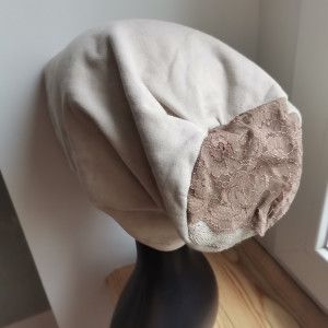 Czapka ecru z koronką