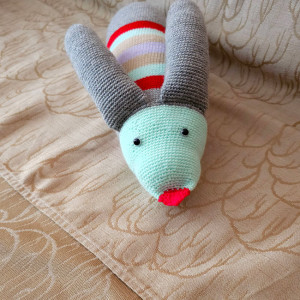 8. robaczek uszaty, robak; przytulanka, maskotka wykonana na szydełku