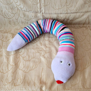 12. wąż; przytulanka, maskotka, zabawka wykonana na szydełku