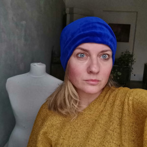 Czapka niebieska z koronka