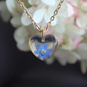 złota zawieszka złoty wisiorek naszyjnik żywica z żywicy kwiaty z kwiatami serce serduszko niezapominajki niezapominajka z niezapominajką