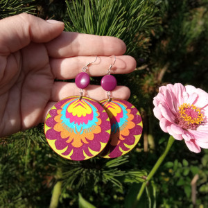 Kolorowe kolczyki z drewna folkowe kwiaty multikolor z bordowym koralikiem, biżuteria boho etno folk, duże lekkie kolczyki koła, prezent urodzinowy, nowoczesny wzór łowicki