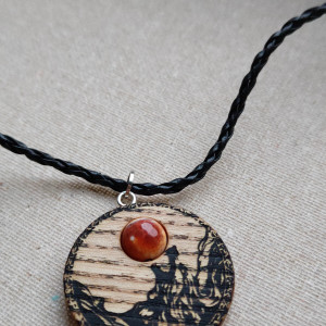 Skoll: Legendarny jesionowy wisiorek z czerwonym agatem