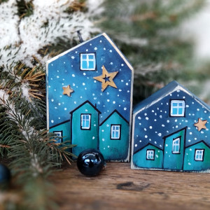 2 domki dekoracyjne z drewna, turkusowo-niebieskie