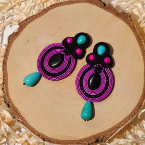 Georgia - czarno różowe kolczyki sutasz