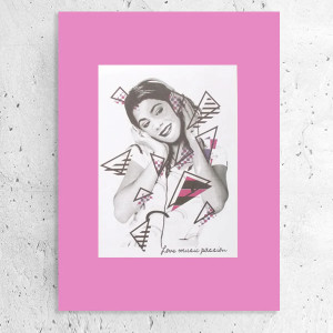 dziewczyna plakat A4, szaro różowy plakat 21x30, Violetta plakat na ścianę, plakat z dziewczyną, plakat z Violettą, nowoczesne plakaty, fajne plakaty do domu, plakat z serialu Violetta poster