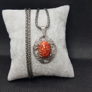 aszyjnik Czerwony Kaboszon w Oprawie