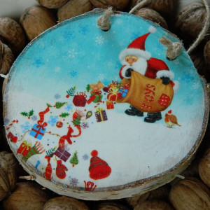 Świąteczna rustykalna dekoracja wisząca z plastra drewna z Mikołajem i prezentami, Retro prezent na Boże Narodzenie dla dziecka