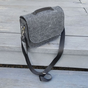 Mała klasyczna torebka listonoszka filcowa z klapką - grafitowa