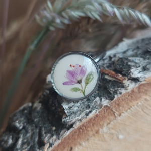 Srebrny pierścionek regulowany z kwiatami kwiatem suszone kwiaty żywica różowy