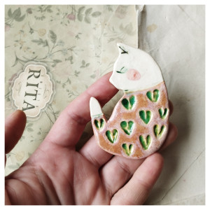 Broszka kot z deseniem w serca