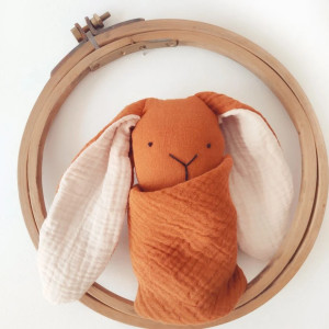 personalizowany prezent dla noworodka, przytulanka z imieniem dziecka, szmaciany króliczek z muślinu