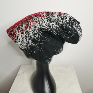 Czapka uszyta z materiału włoskiego