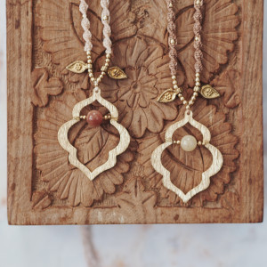 Naszyjnik z kamieniem księżycowym