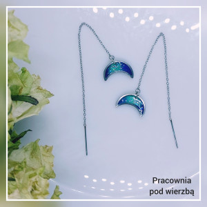 Malutkie urocze kolczyki Księżyc lunula na łańcuszku stal brokat żywica