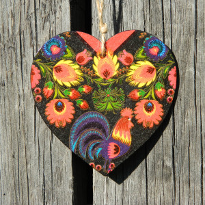 Folkowe serduszko z łowicką wycinanką, kolorowe kwiaty i kogut folk na czarnym tle, Ozdoba na choinkę w kształcie serca, Vintage serce na Walentynki, Retro prezent dla mamy, Dekoracja Łowicz