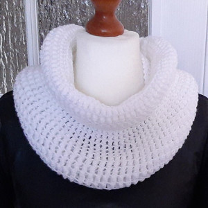 47 ciepły, biały komin; komin robiony na drutach; rękodzieło