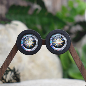 Drewniane kolczyki sztyfty z kaboszonami z grafiką #168