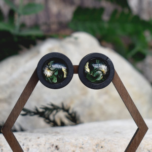 Drewniane kolczyki sztyfty z kaboszonami z grafiką #179