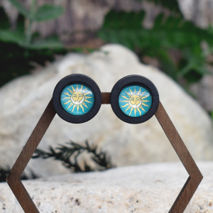 Drewniane kolczyki sztyfty z kaboszonami z grafiką #180