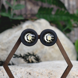 Drewniane kolczyki sztyfty z kaboszonami z grafiką #193