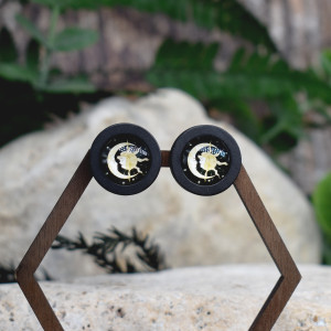 Drewniane kolczyki sztyfty z kaboszonami z grafiką #212