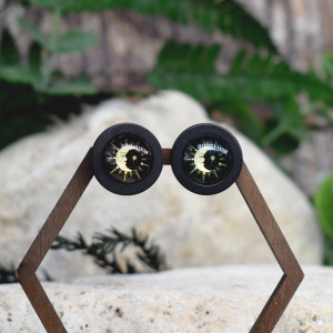 Drewniane kolczyki sztyfty z kaboszonami z grafiką #219