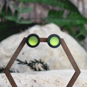 Czarne drewniane kolczyki sztyfty kameleon #242