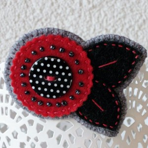 Broszka z filcu z kropkowanym guzikiem
