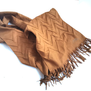 Szalik imitujacy zamsz