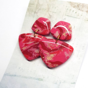 Karminowe kolczyki sztyfty ze złoceniami