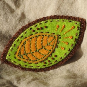 Broszka filcowa - liściasta i haftowana