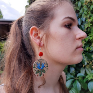 Kolczyki okrągłe z drewna z ludowymi kaszubskimi kwiatami i czerwonym koralikiem, prezent dla dziewczyny biżuteria etno boho folk, niebieskie czerwone zielone folkowe Słowianki