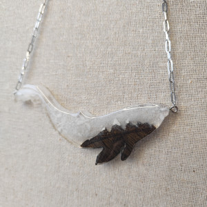 "Magia morskich głębin" - wisiorek w kształcie wieloryba z czarnym dębem