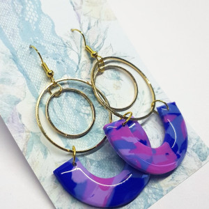 Kolczyki w różach i fioletach z gliny polimerowej