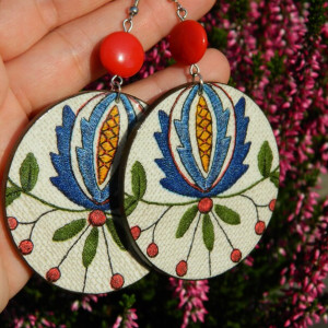 Duże lekkie kolczyki koła z kaszubskim wzorem i czerwonym koralikiem, prezent dla niej, biżuteria etno boho folk, kolorowe kolczyki ludowe