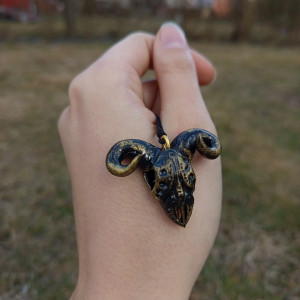 naszyjnik czarno złota czaszka barana ręcznie rzeźbiony, idealny na prezent