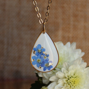 Złota zawieszka złoty wisiorek kwiat naszyjnik żywica z żywicy kwiaty niezapominajki łezka łza kropelka niezapominajkami