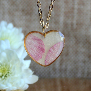 Złota zawieszka złoty wisiorek kwiat naszyjnik żywica z żywicy kwiaty serce serduszko różowe brokatowe
