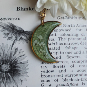 Złota zawieszka złoty wisiorek kwiat naszyjnik żywica z żywicy suszone kwiaty z kwiatami naturalne kobieca dziewczęca zielona brokatowa księżyc