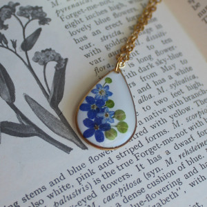 Złota zawieszka złoty wisiorek kwiat naszyjnik żywica z żywicy kwiaty niezapominajki łezka łza kropelka niezapominajkami