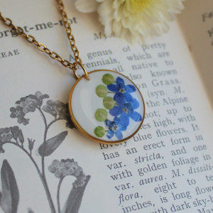 Złota zawieszka złoty wisiorek kwiat naszyjnik żywica z żywicy kwiaty niezapominajki niezapominajkami