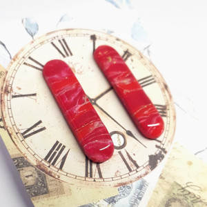 Eleganckie kolczyki z kolekcji Love Story kolczyki sztyfty z drobinkami złota