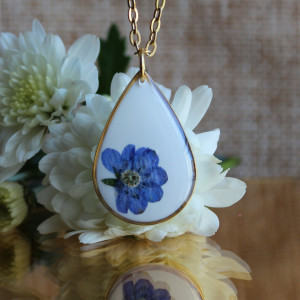 Złota zawieszka złoty wisiorek kwiat naszyjnik żywica z żywicy kwiaty niezapominajki łezka łza kropelka niezapominajkami
