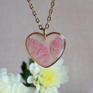 Złota zawieszka złoty wisiorek kwiat naszyjnik żywica z żywicy kwiaty serce serduszko różowe brokatowe