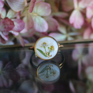 Złoty pierścionek regulowany kwiaty z kwiatami kwiatem biała smagliczka