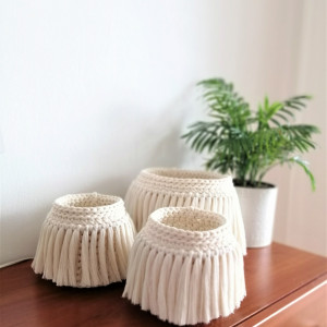 Kosz BOHO,okrągły koszyk z frędzl,osłonka donicy 20x15cm.