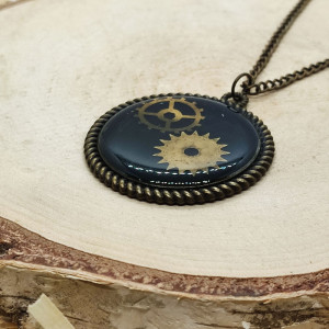 Steampunk - wisiorek z żywicy, elementy z zegarka
