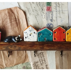 Wieszak z domkami, sfinksem i czarnym dachowem