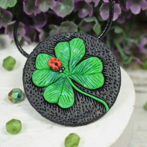 Wisiorek z czterolistną koniczyną i bierdronką na szczęście